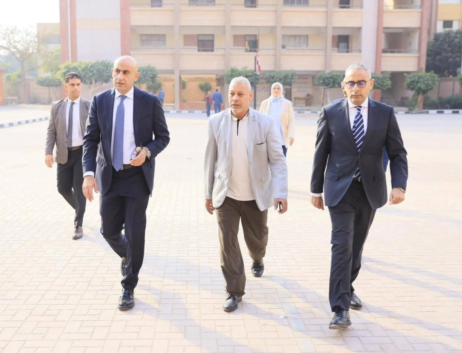 وزير التربية والتعليم المصري محمد عبد اللطيف (يساراً) خلال زيارته إلى مدرسة في القاهرة (وزارة التربية والتعليم المصرية)