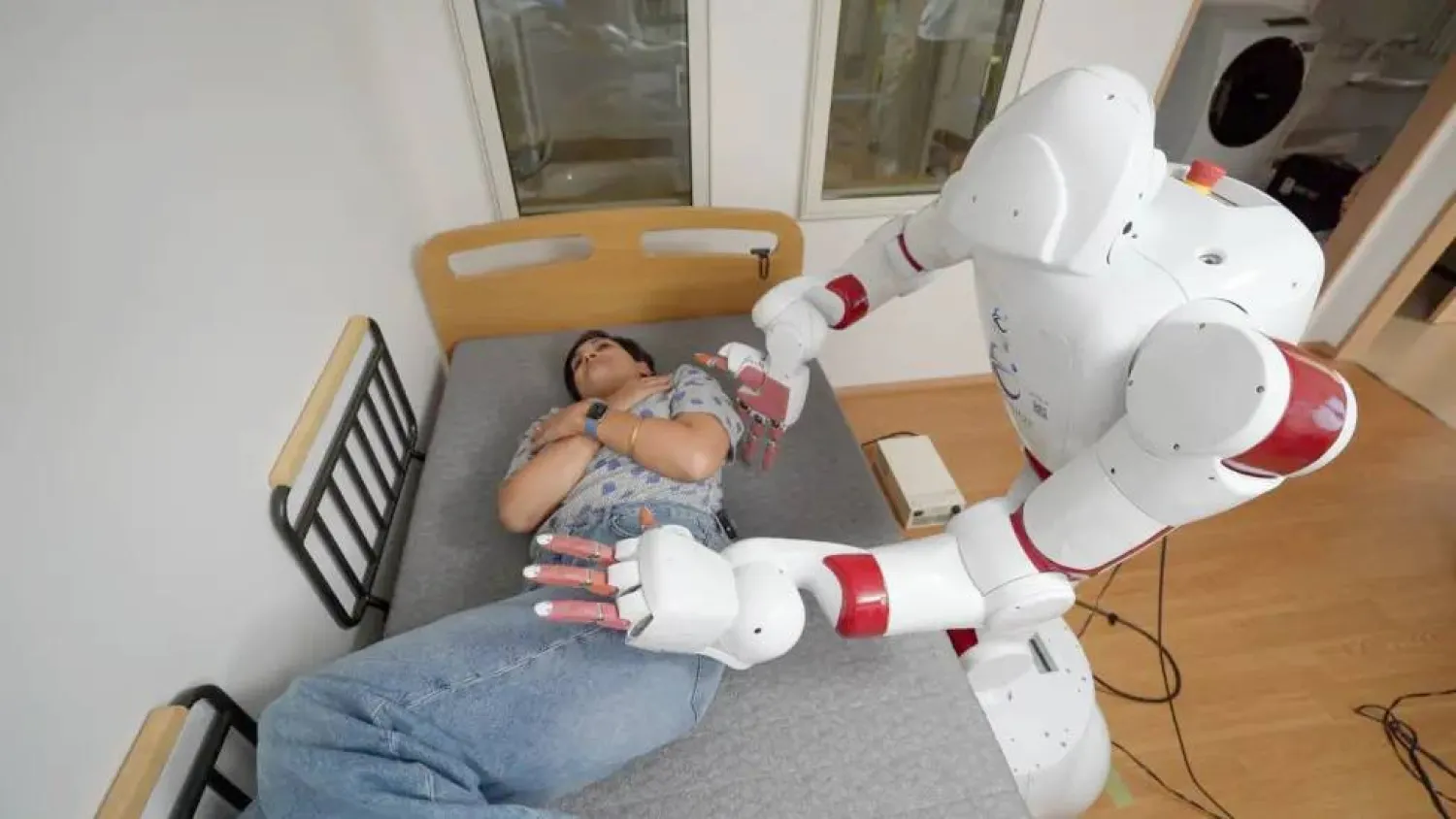 علماء بجامعة واسيدا في طوكيو يطورون روبوتات الرعاية (إنستغرام)