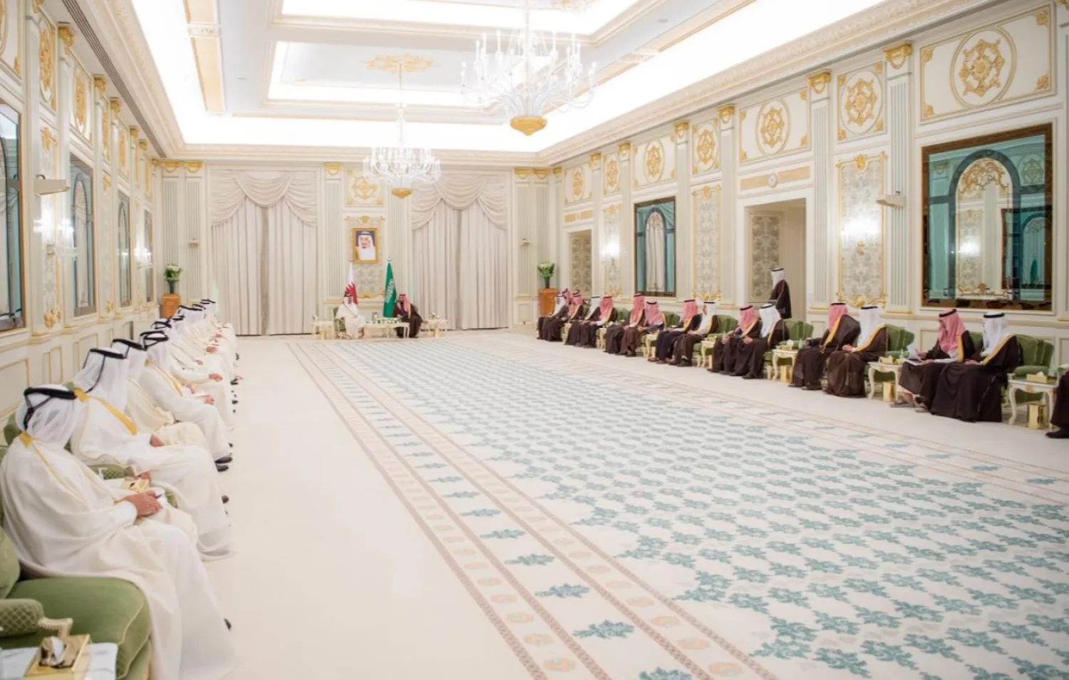 ولي العهد السعودي وأمير قطر خلال جلسة المباحثات في قصر اليمامة بالرياض (واس)