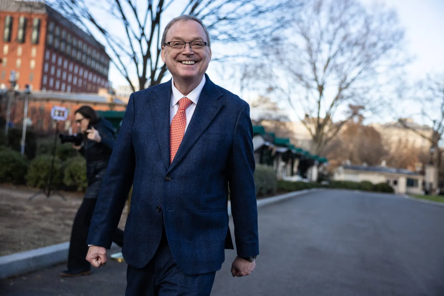 كيفن هاسيت يغادر بعد مقابلة صحافية خارج البيت الأبيض في واشنطن 4 ديسمبر 2025 (إ.ب.أ)