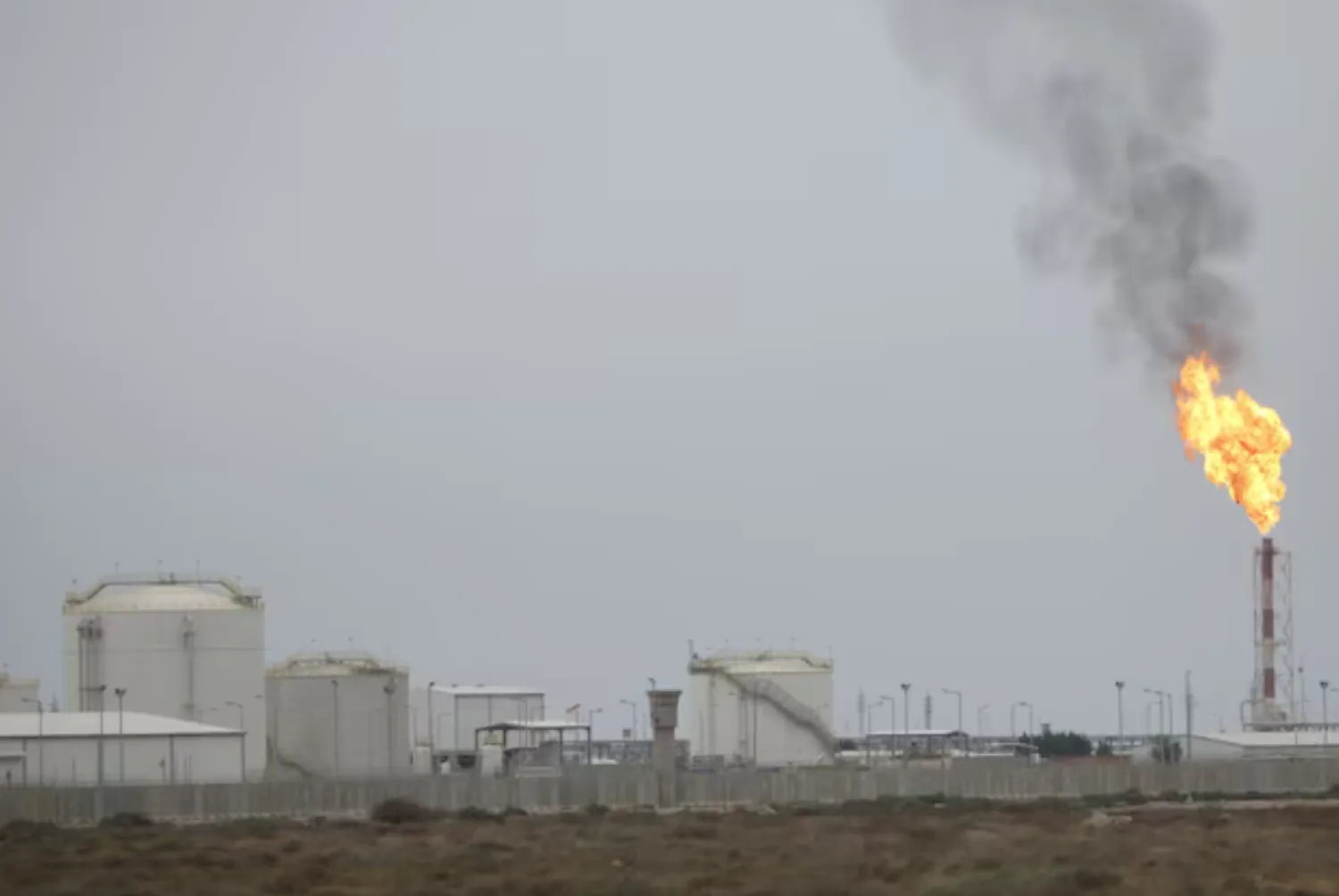 FILE PHOTO: A general view shows the West Qurna-2 oilfield in southern Basra, Iraq, April 17, 2017. REUTERS/Essam Al-Sudani/File Photo/File Photo 
