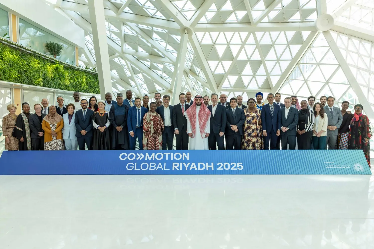 صورة جماعية من حضور «قمة كوموشن العالمية» المقامة حالياً في الرياض (الشرق الأوسط)
