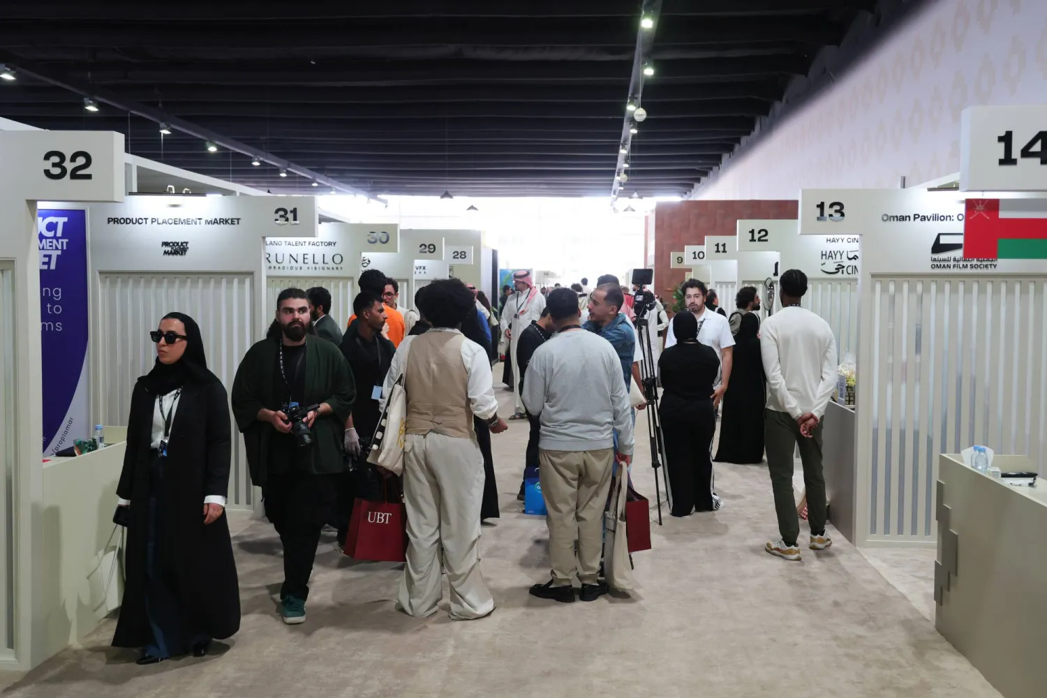 تشهد السوق حركة مكثفة (إدارة مهرجان البحر الأحمر) 