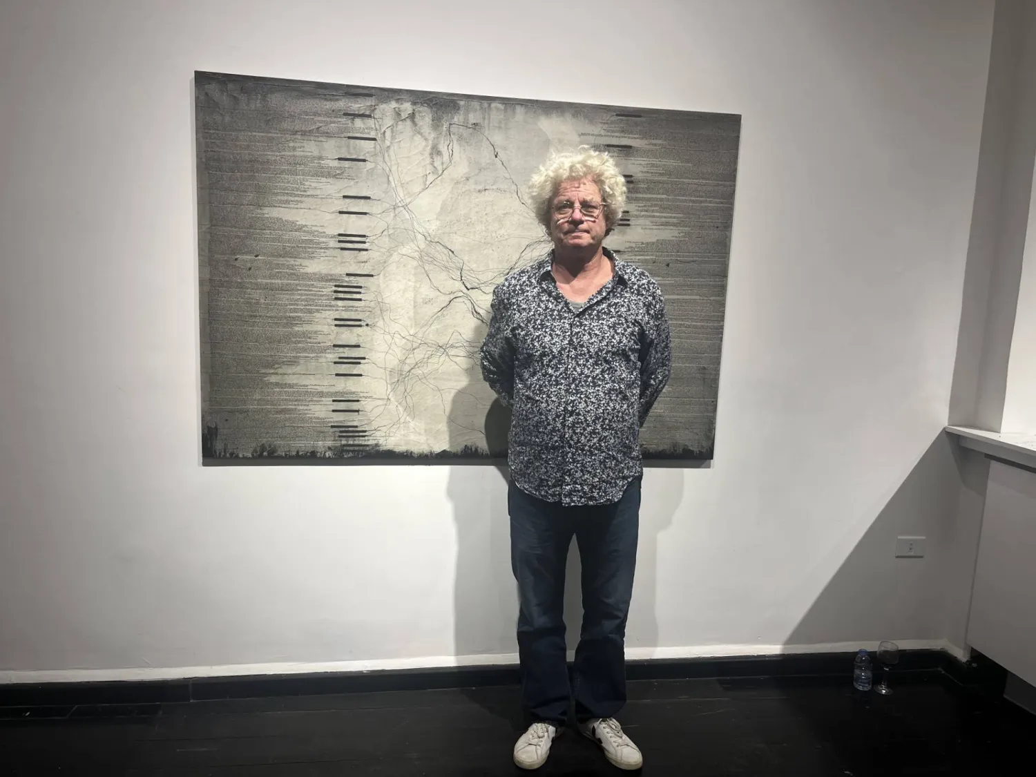 أمام لوحة استوحاها من كتاب «النبي» لجبران خليل جبران (الشرق الأوسط)