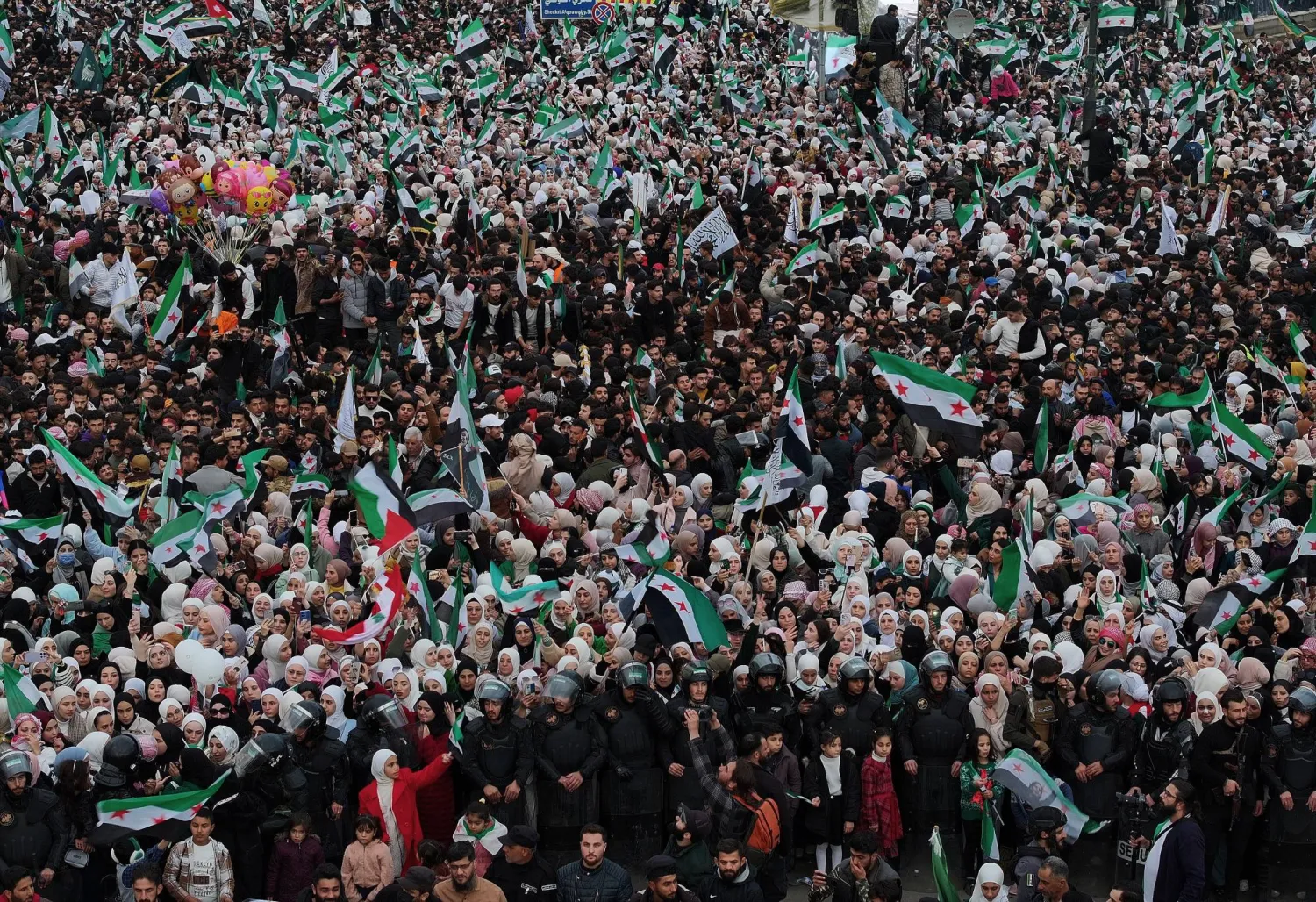 حشود ضخمة في «ساحة الأمويين» يوم الاثنين احتفالاً بعام على سقوط الأسد (أ.ب)