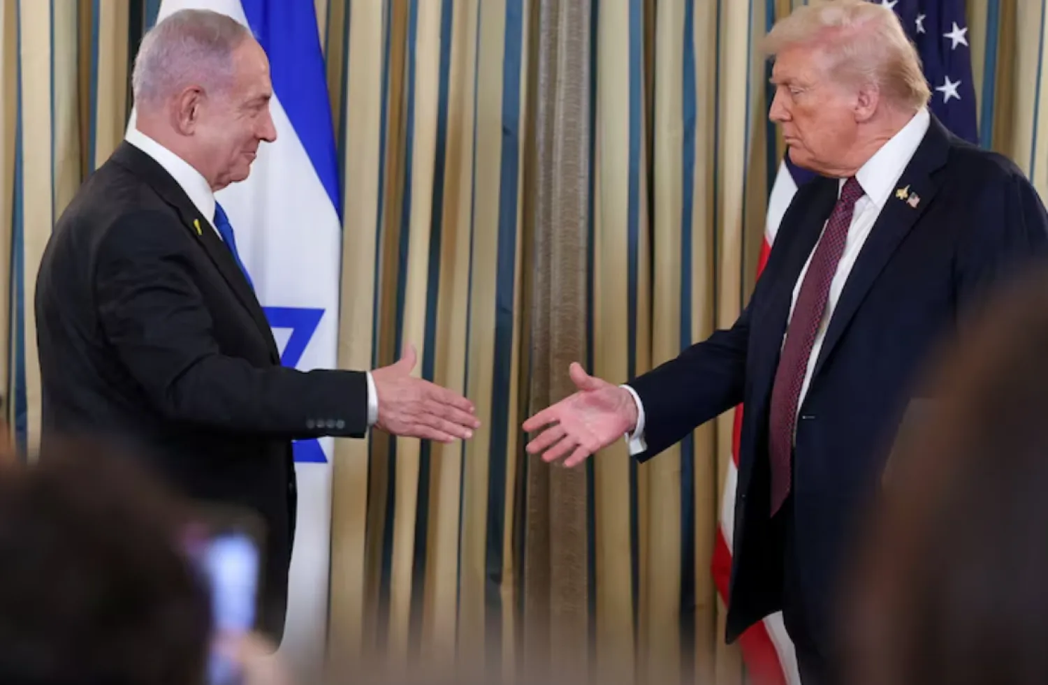 US President Donald Trump and Israeli Prime Minister Benjamin Netanyahu reach to shake hands at a joint press conference in the State Dining Room at the White House in Washington, DC, US, September 29, 2025. REUTERS/Jonathan Ernst/ File Photo 