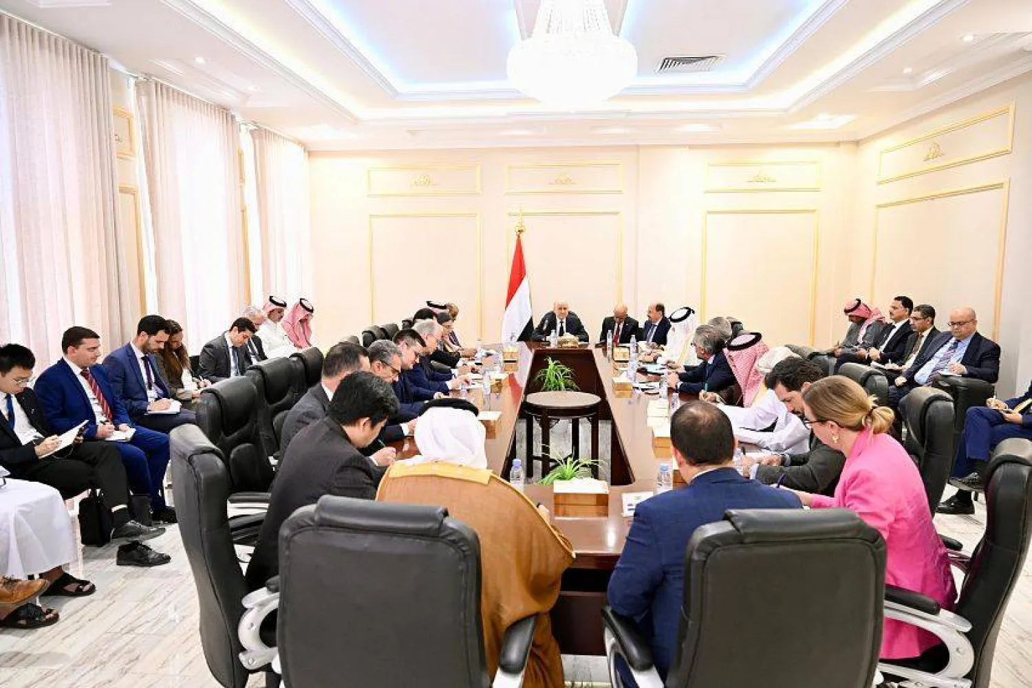 العليمي انتقد ما وصفه بالتحركات الأحادية للمجلس الانتقالي الجنوبي (سبأ)