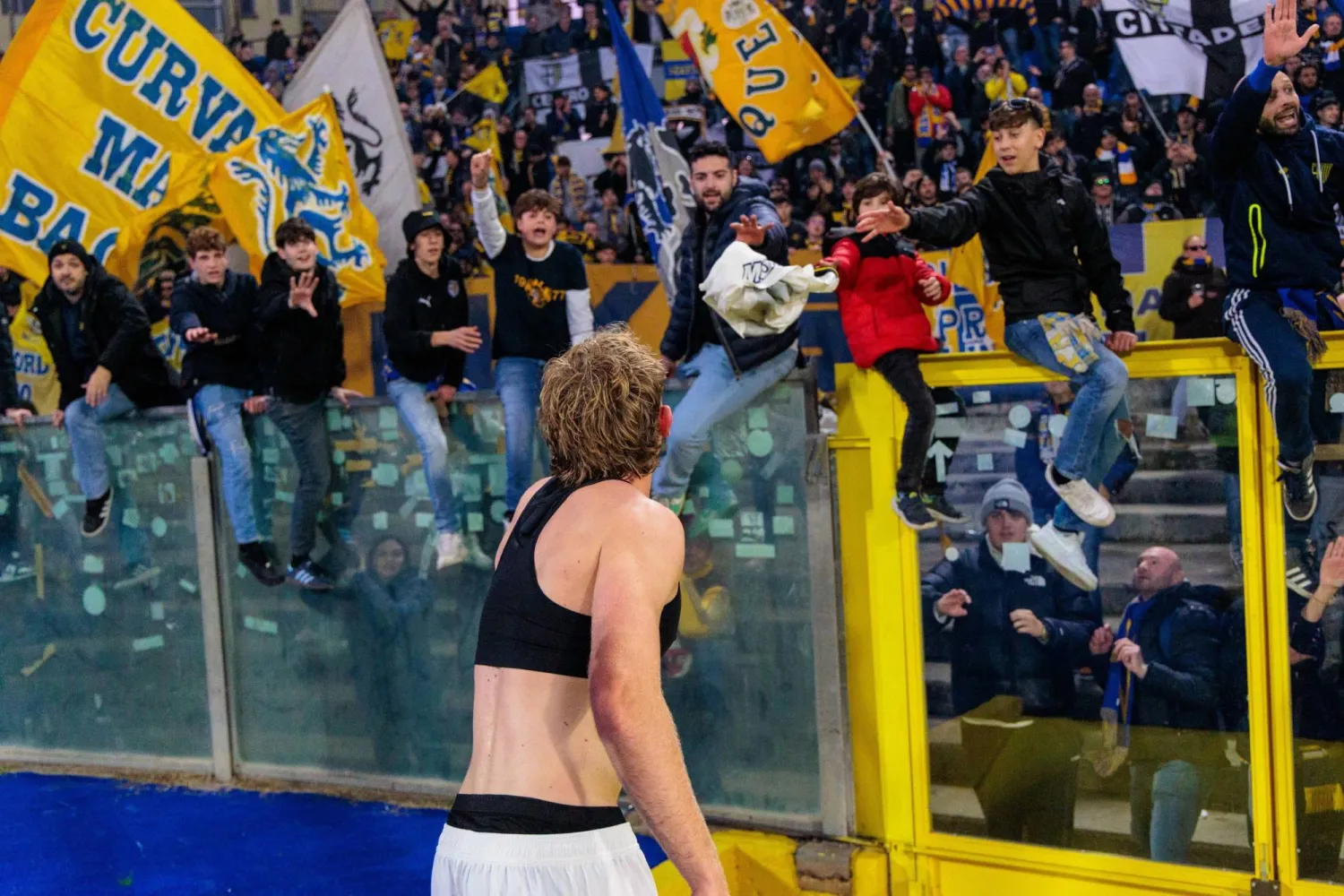 أوليفر سورينسن لاعب بارما يحتفل مع جماهير فريقه بعد الفوز على بيزا (إ.ب.أ)