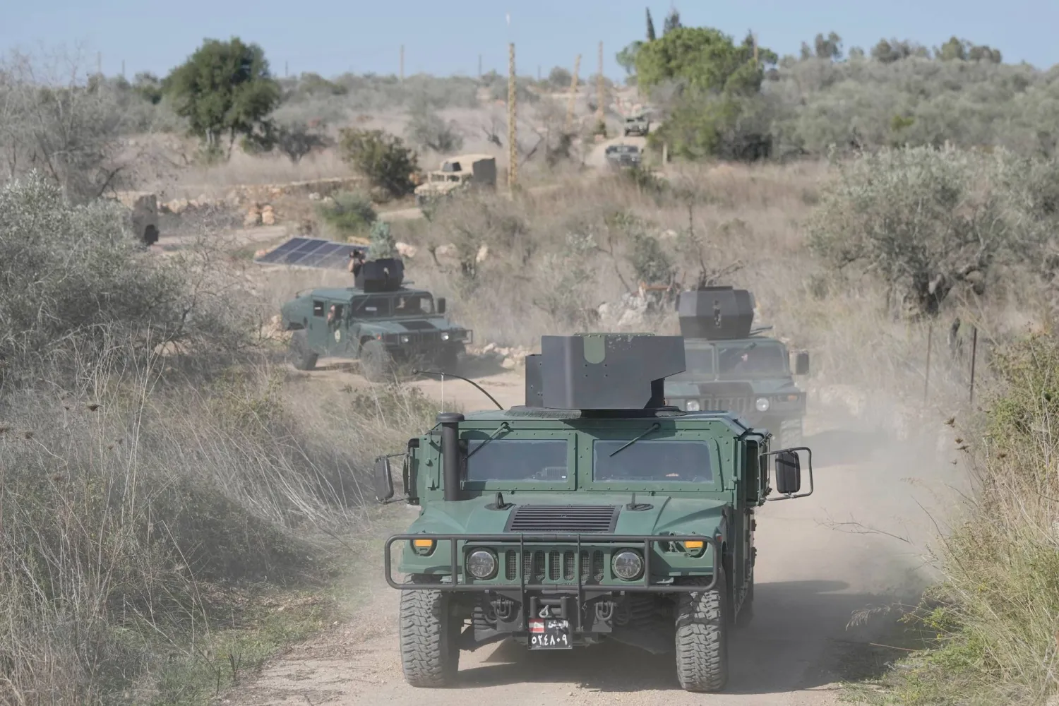 قافلة من الآليات العسكرية اللبنانية قرب الحدود مع إسرائيل في بلدة علما الشعب بجنوب لبنان يوم 28 نوفمبر الماضي (أ.ب)