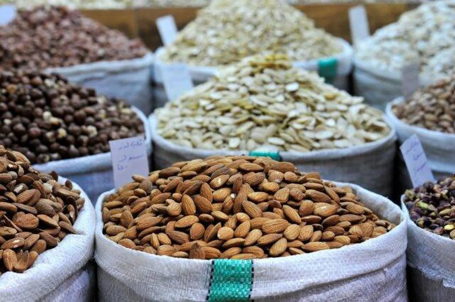 تحتوي المكسرات على كمية جيدة من «التريبتوفان» (رويترز)