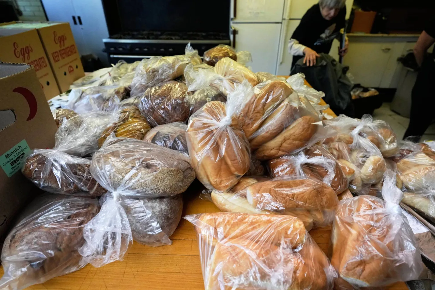 أكياس من الخبز تظهر على طاولة للأشخاص الذين يحتاجون إلى الطعام في شيكاغو (أ.ب)