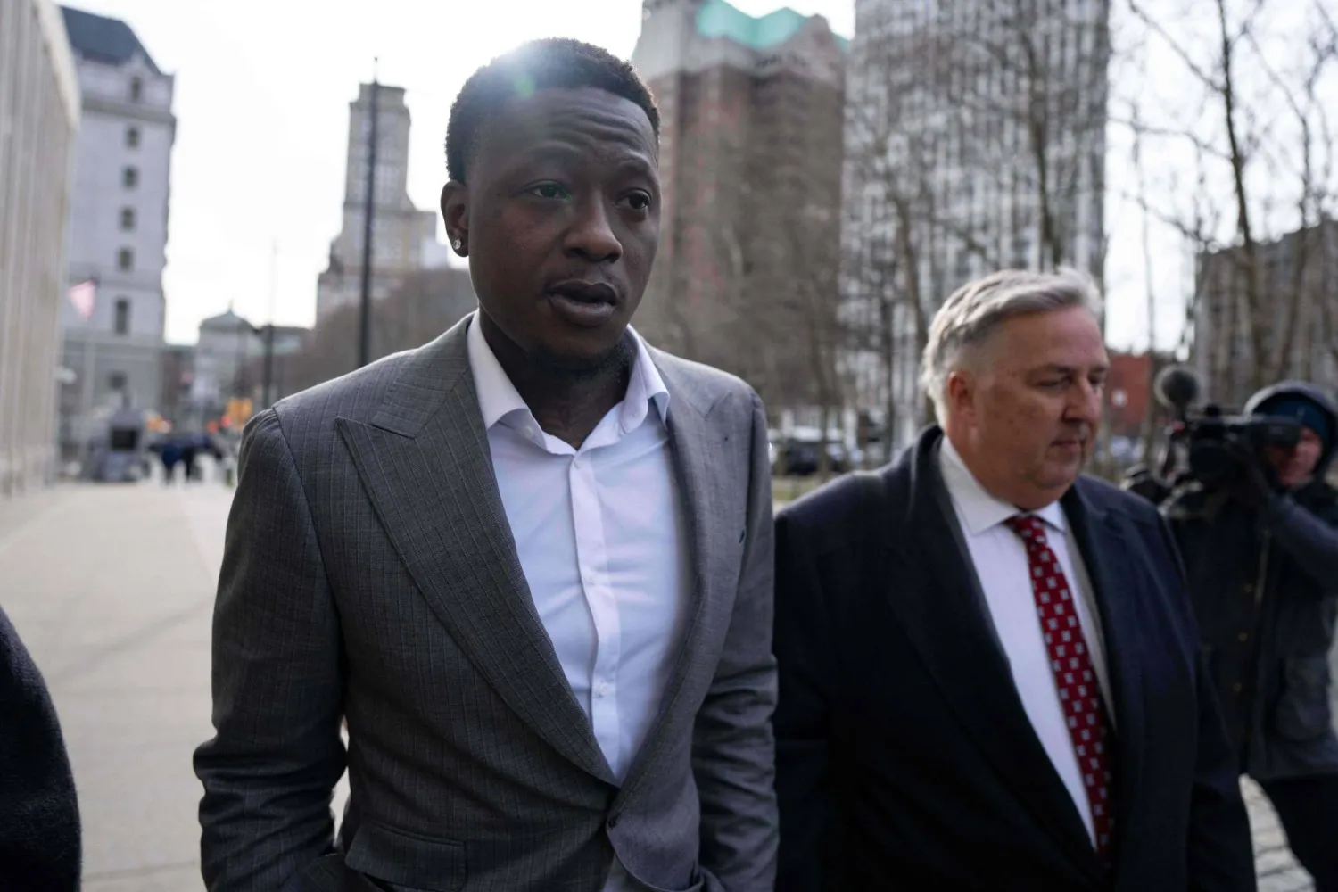 تيري روزير صانع لعب ميامي هيت خارج محكمة بروكلين (أ.ب)