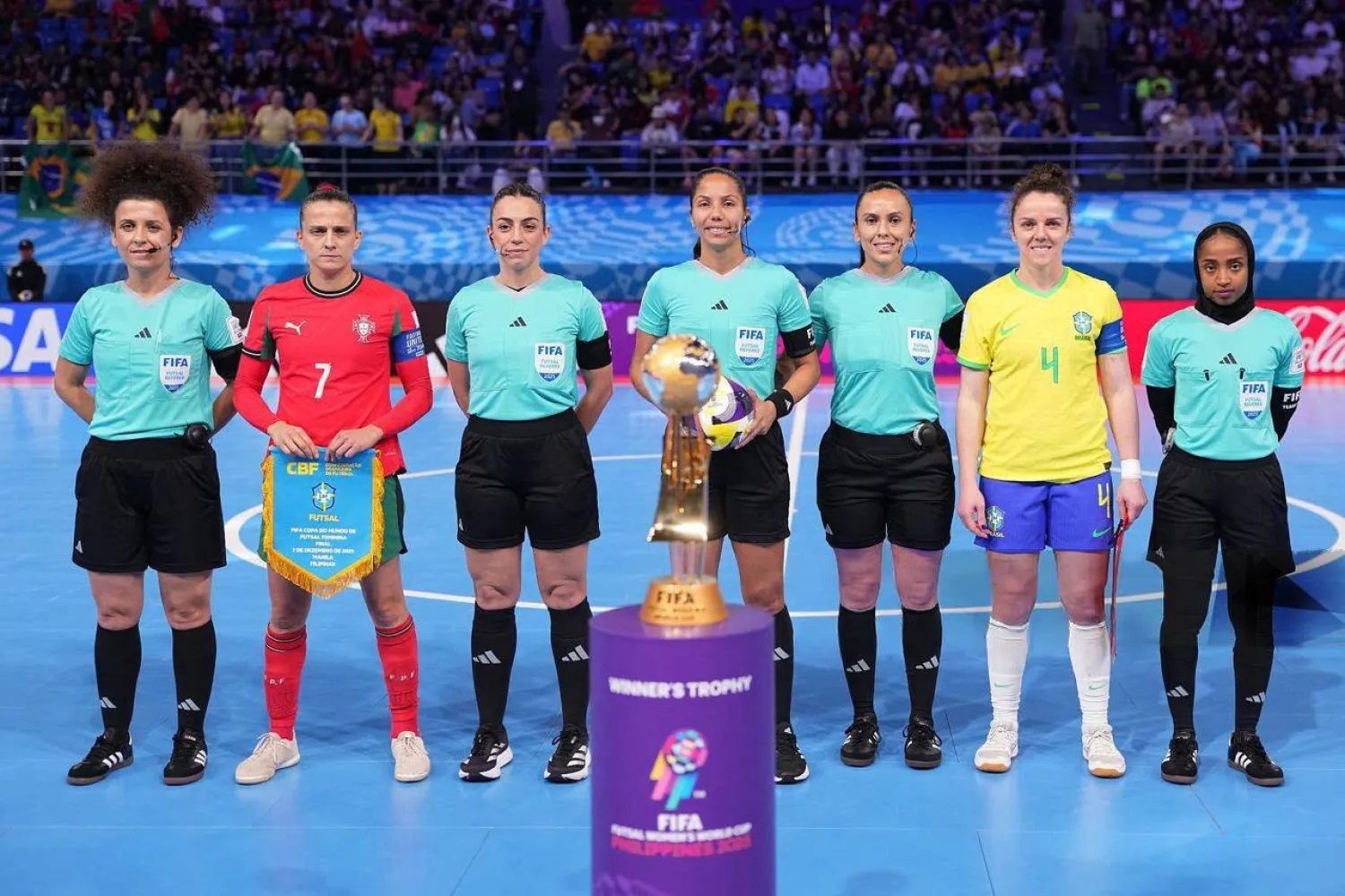 التحكيمية السعودية ريم البيشي (يمين) ضمن تحكيم نهائي مونديال الصالات للسيدات (الاتحاد السعودي)