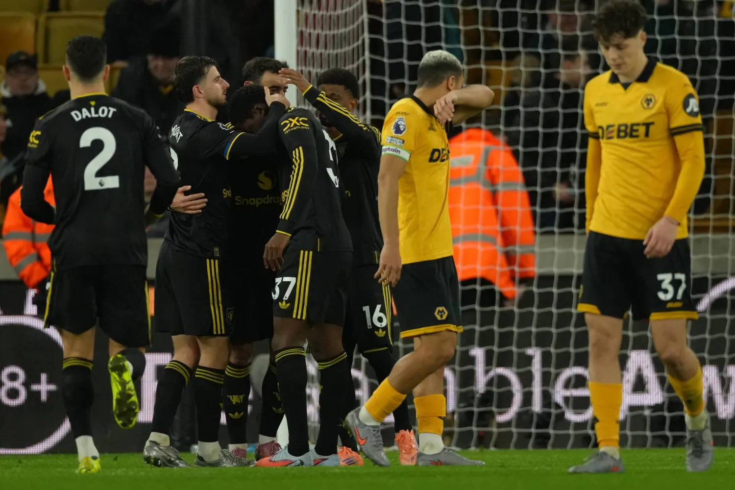 فرحة لاعبي مان يونايتد بالفوز العريض على وولفرهامبتون (أ.ب)