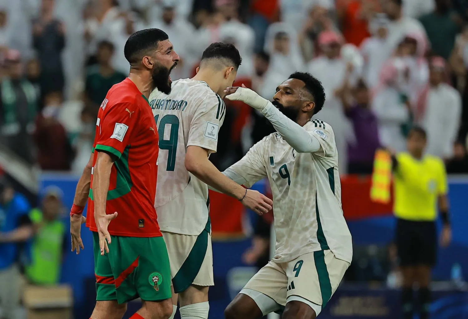 البريكان يواسي الحمدان بعد ركلة الجزاء الضائعة (تصوير: محمد المانع) 