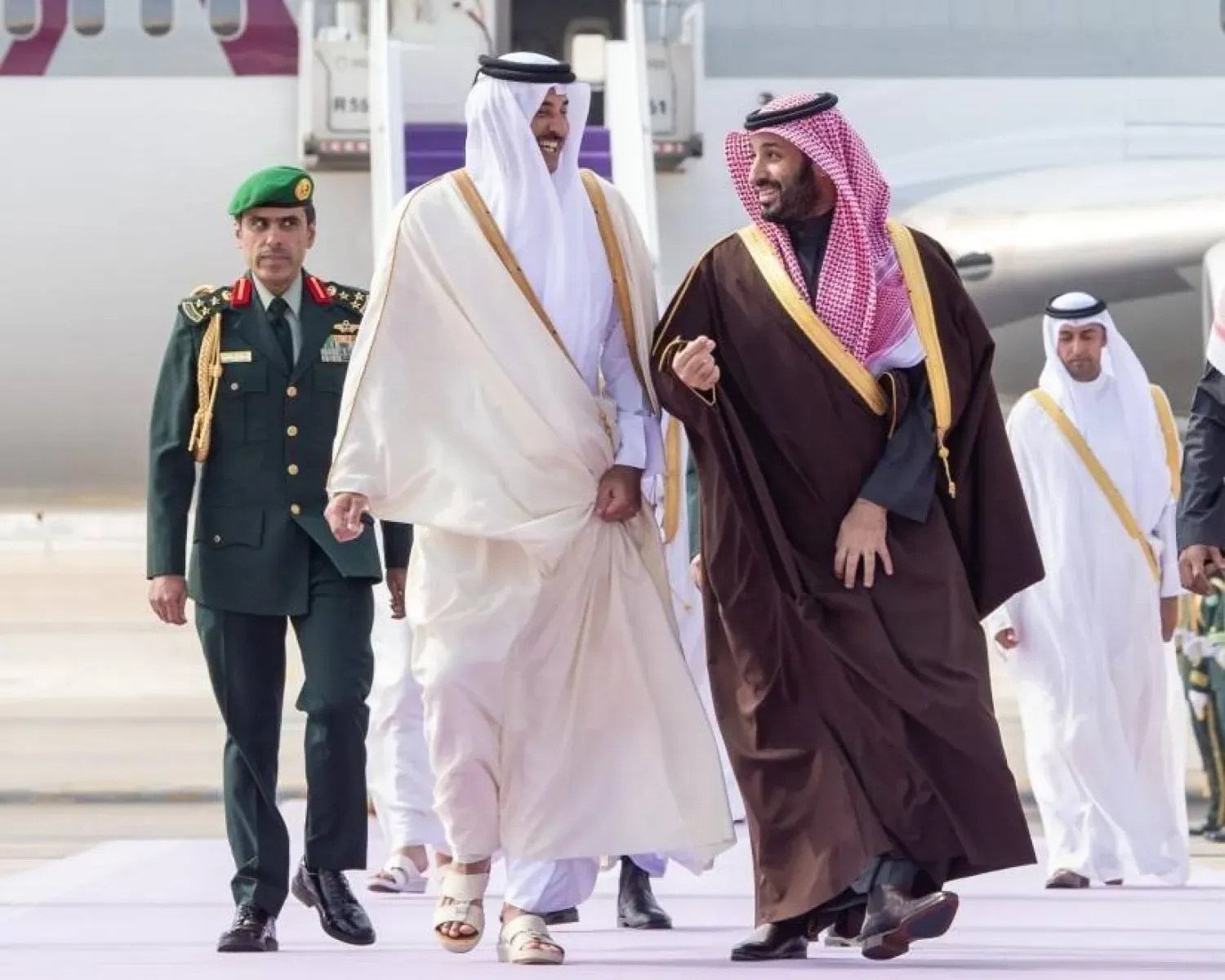 Veliaht Prens Muhammed bin Selman, dün Kral Halid Uluslararası Havalimanı'nda Şeyh Temim'i karşıladı (SPA)