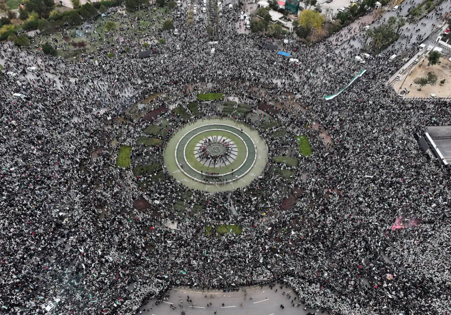Cumhurbaşkanı Şara, Beşşar Esed rejiminin düşüşünün yıldönümünü kutlamak için dün Şam'daki Emevi Meydanı'nda toplanan Suriyelileri selamlıyor (AP)