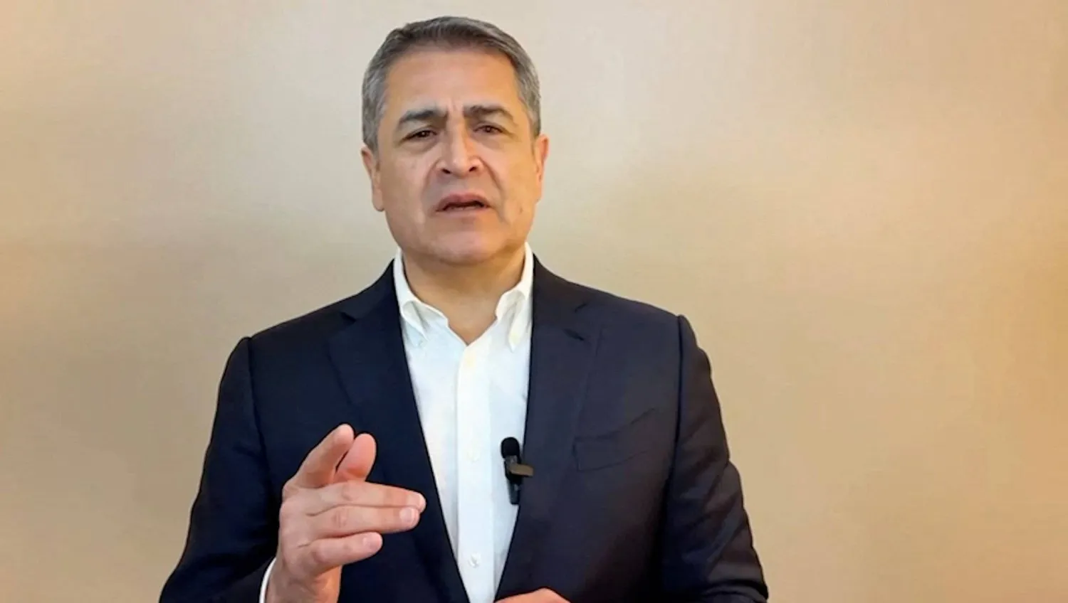 الرئيس السابق خوان أورلاندو هيرنانديز (رويترز)