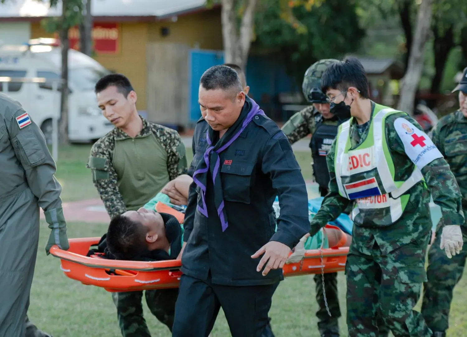 Taylandlı askerler helikopterle yaralı bir kişiyi naklederken (EPA)