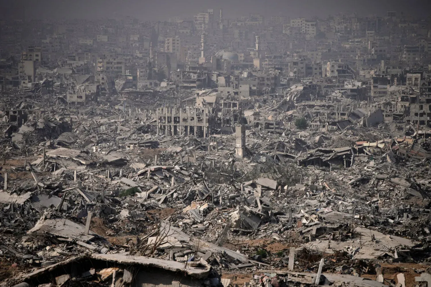 İsrail'in Gazze Şeridi'ne düzenlediği hava saldırılarının yol açtığı yıkımdan bir kare (AP)