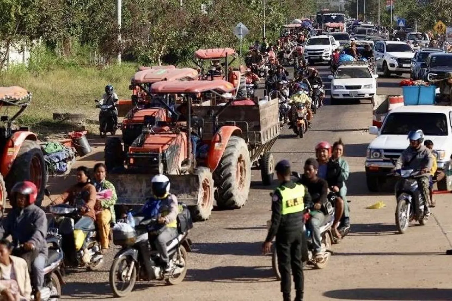 A handout photo made available by Agence Kampuchea Presse (AKP) shows people fleeing from a disputed area along a street in Oddar Meanchey Province, Cambodia, 08 December 2025. EPA/Agence Kampuchea Presse (AKP)