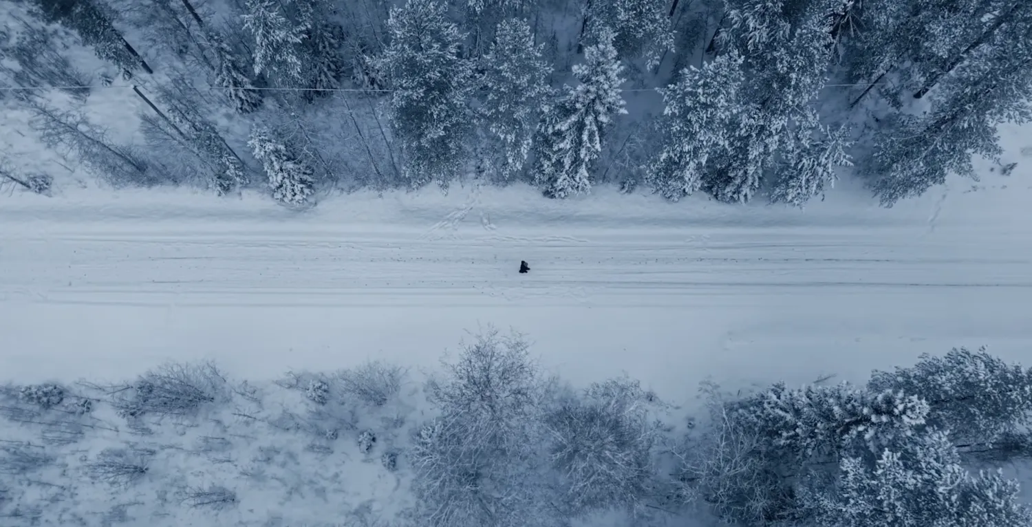  ‎⁨ينطلق الوثائقي من أقصى الشمال البارد في السويد لشاب يحلم بالحج (لقطة من الفيلم)⁩