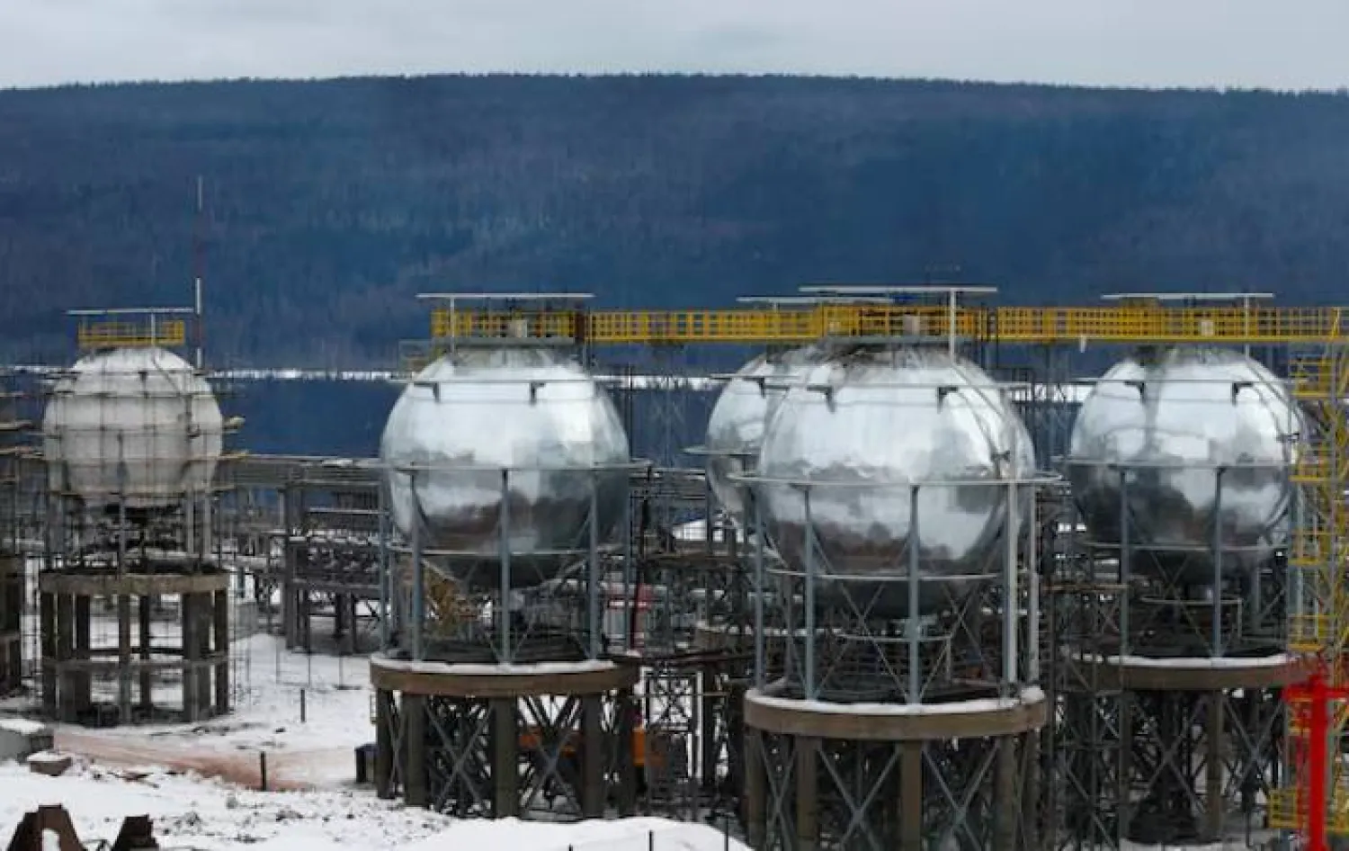 صهاريج غاز البترول المسال في منشأة مملوكة لشركة «إركوتسك» للنفط في روسيا (رويترز)