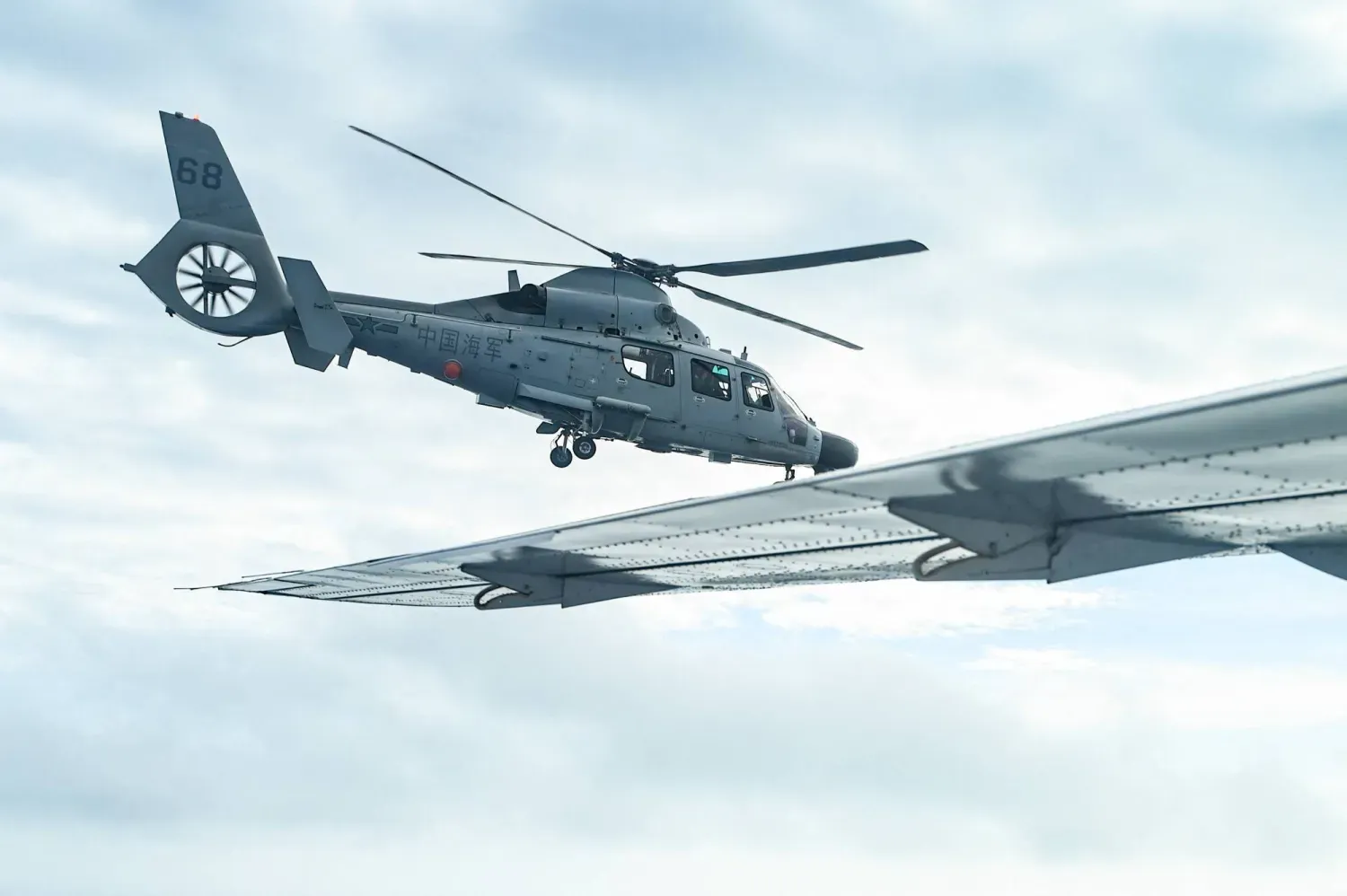 Güney Çin Denizi üzerinde keşif uçuşu yapan bir Çin donanma helikopteri (Arşiv – AP)