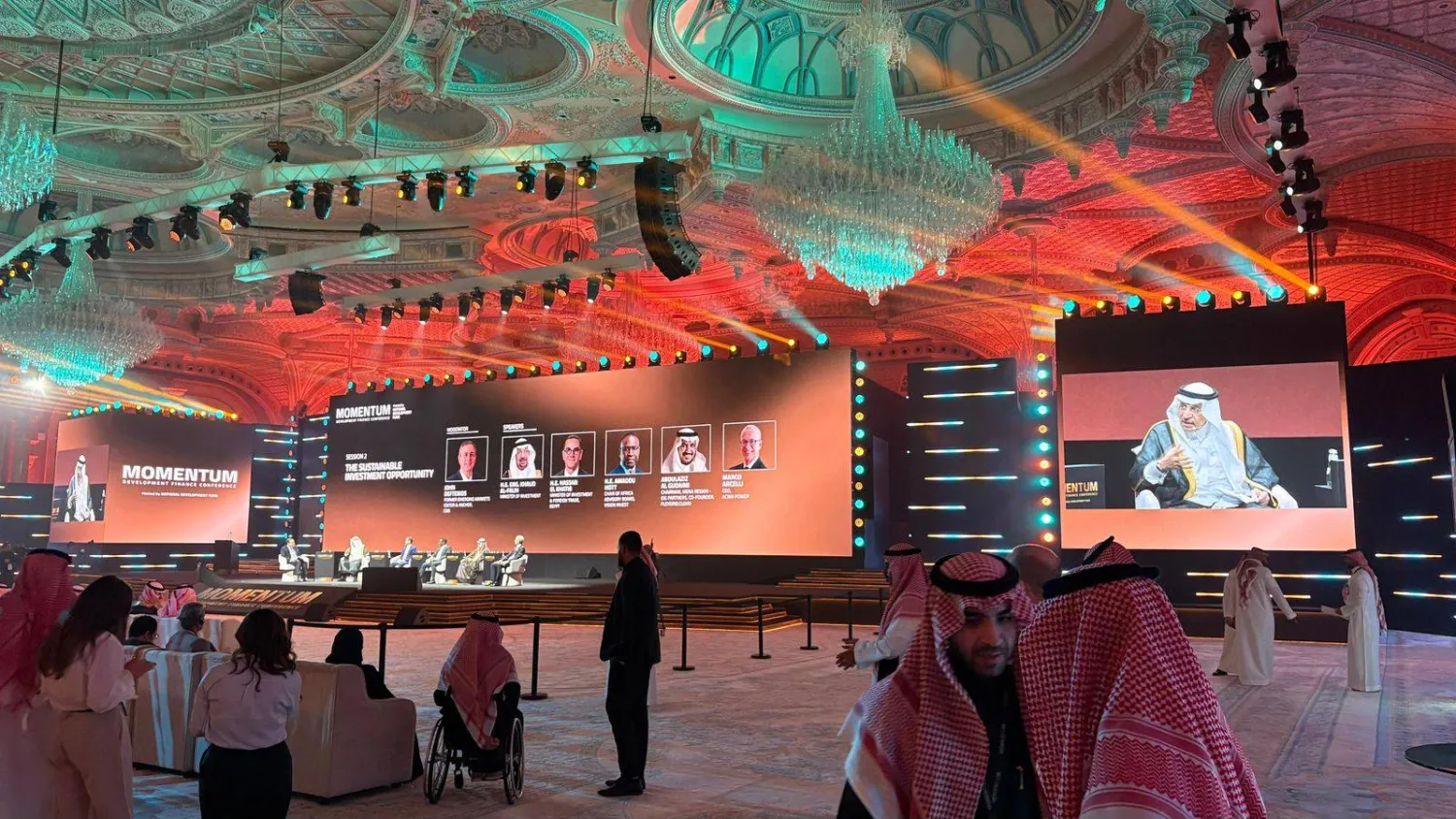 وزير الاستثمار السعودي يتحدث إلى الحضور خلال جلسة حوارية في «مؤتمر التمويل التنموي» (الشرق الأوسط)