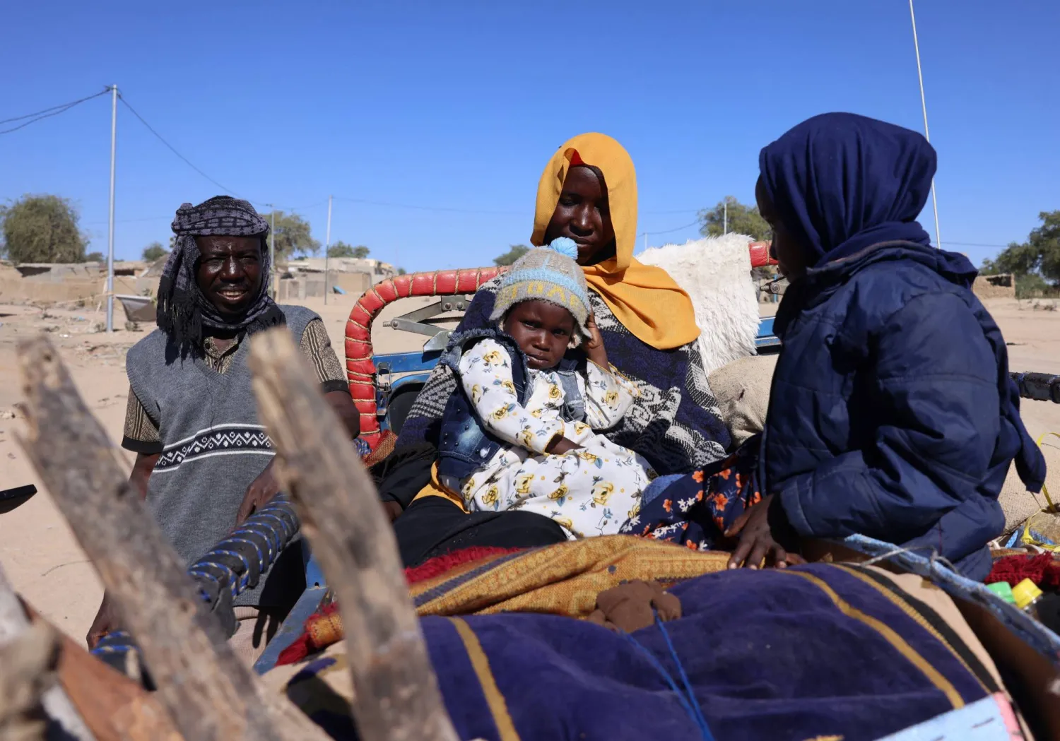 عائلة سودانية تصل إلى معبر طينة الحدودي في شرق تشاد بعد هروبهم من معارك الفاشر (رويترز)