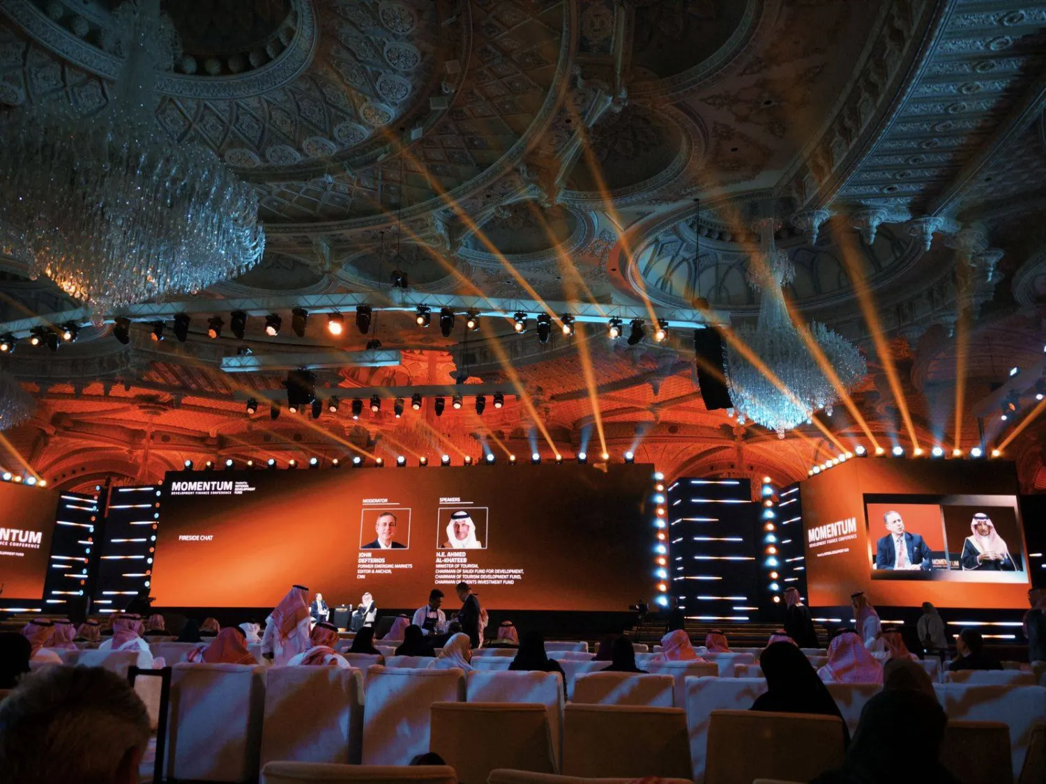 الخطيب يتحدث خلال الجلسة الحوارية (الشرق الأوسط)