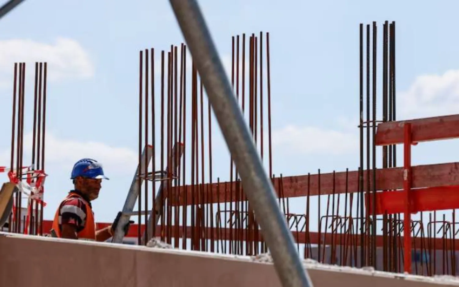 عامل بناء في موقع إنشاءات في ميونيخ (رويترز)