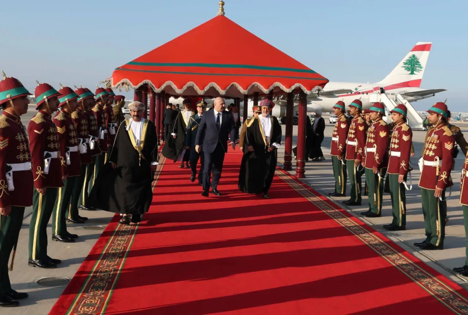 الرئيس اللبناني جوزيف عون لدى وصوله إلى سلطنة عمان حيث كان باستقباله السلطان هيثم بن طارق ووفد رسمي (الرئاسة اللبنانية)