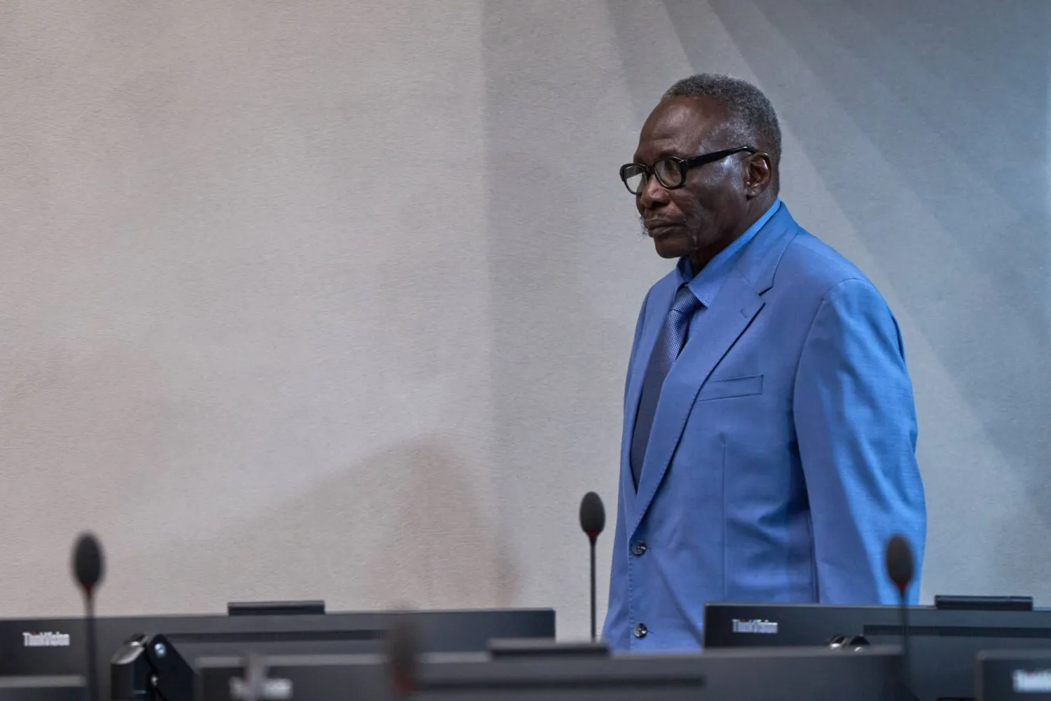 علي كوشيب خلال جلسة النطق بالحكم الثلاثاء (أ.ف.ب)