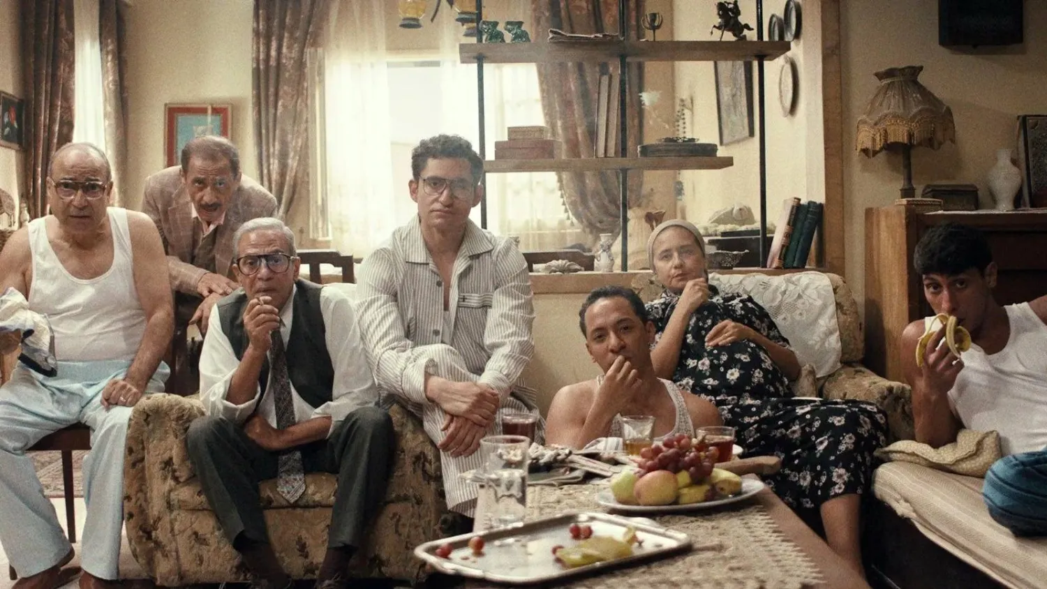 الأسرة مجتمعةً لمُشاهدة إحدى المباريات ضمن أحداث الفيلم (إدارة المهرجان)