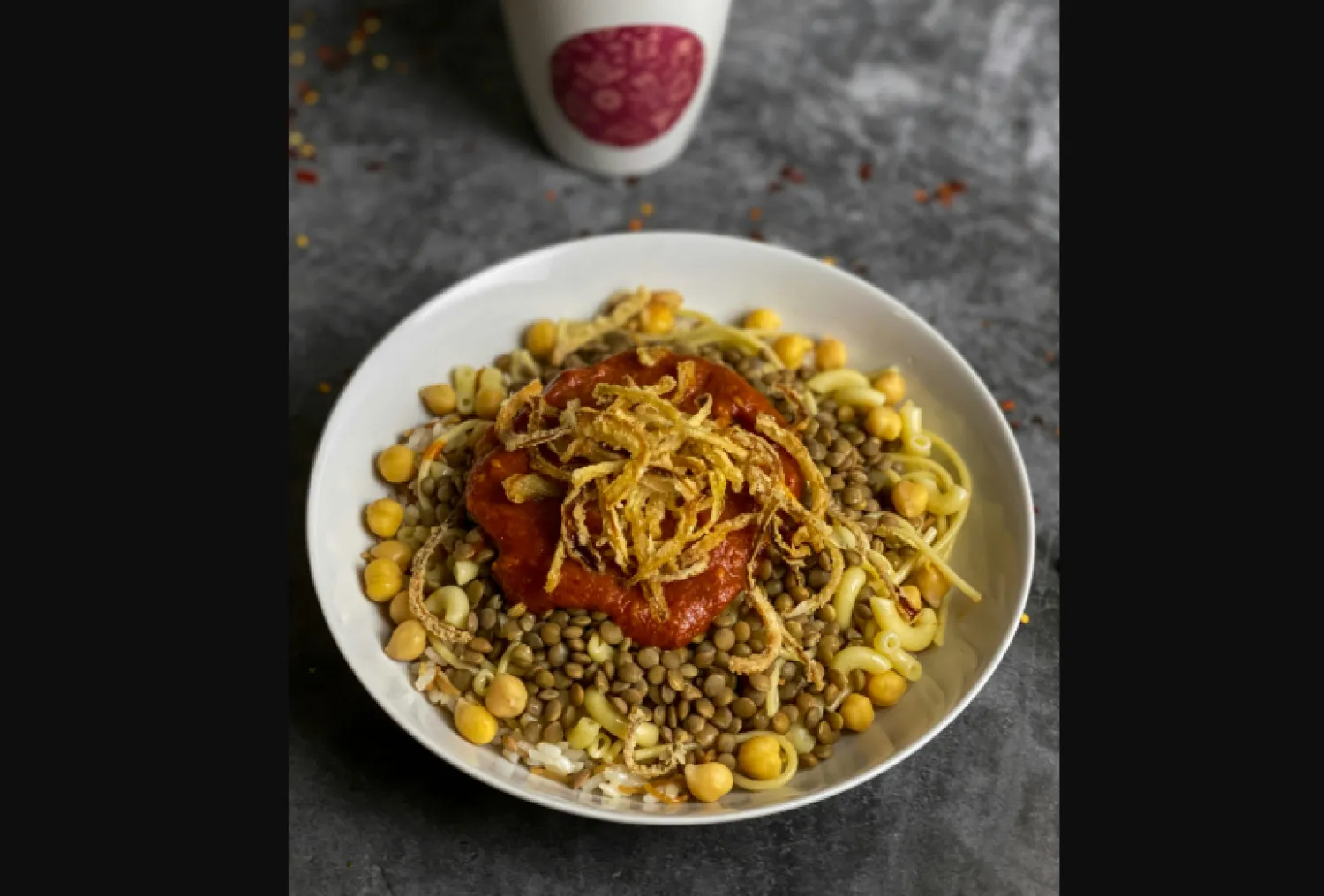 الكشري عبارة عن طبق شعبي واسع الانتشار في مصر من المعكرونة والأرز والعدس والبصل المقلي (بيكسلز) 