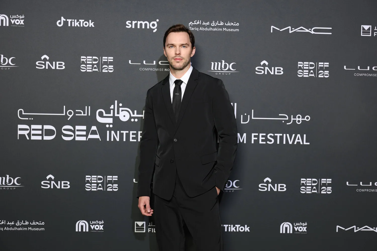 الممثل البريطاني خلال حضوره في مهرجان البحر الأحمر (إدارة المهرجان)