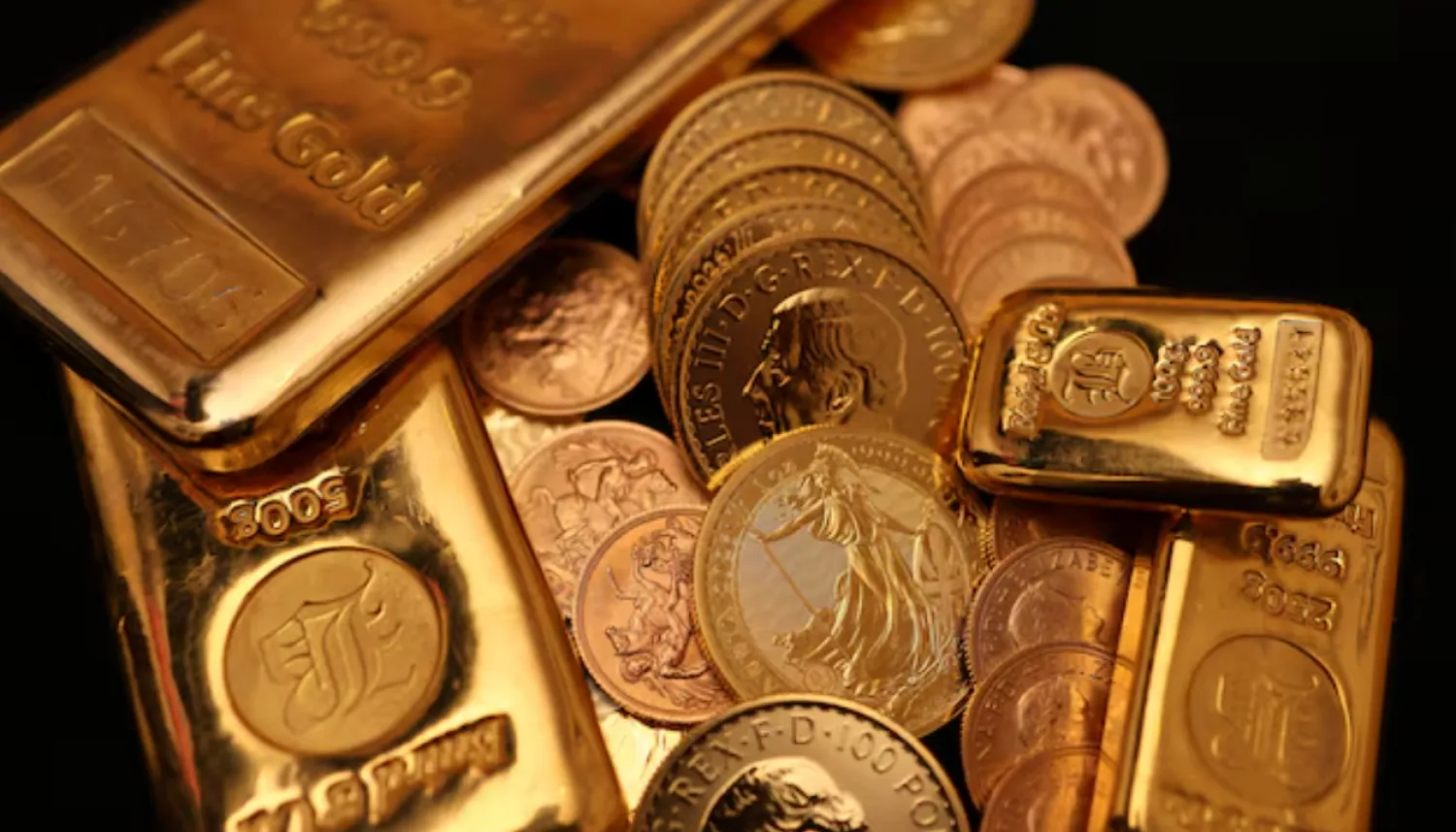 UK gold bars and gold Sovereign coins are displayed at Baird & Co in Hatton Garden in London, Britain, October 8, 2025. REUTERS/Hiba Kola 