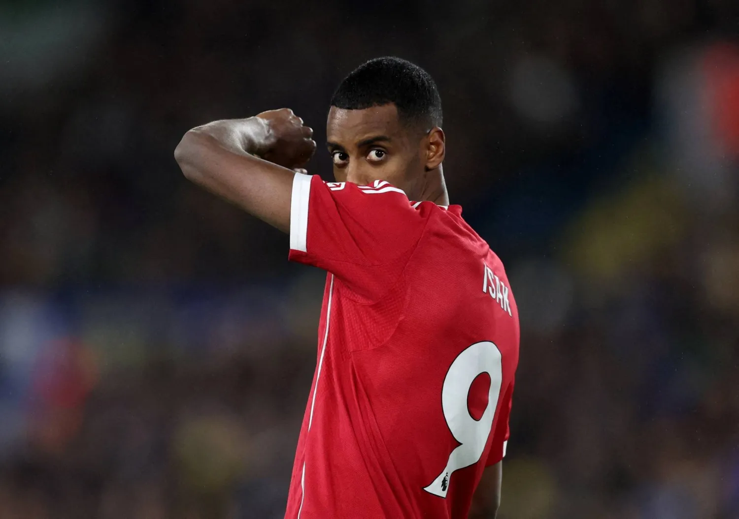 ألكسندر إيزاك يستعد لقيادة هجوم ليفربول مع إكيتيكي (رويترز)