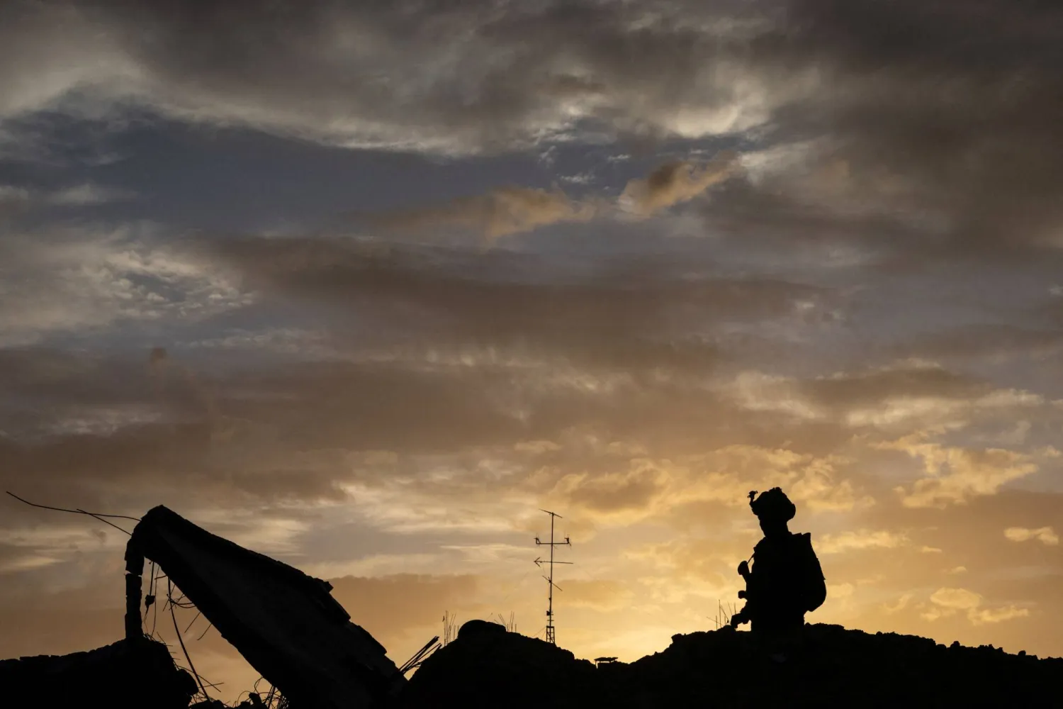 جندي إسرائيلي يقف وسط الأنقاض في رفح جنوب قطاع غزة يوم الاثنين (رويترز)