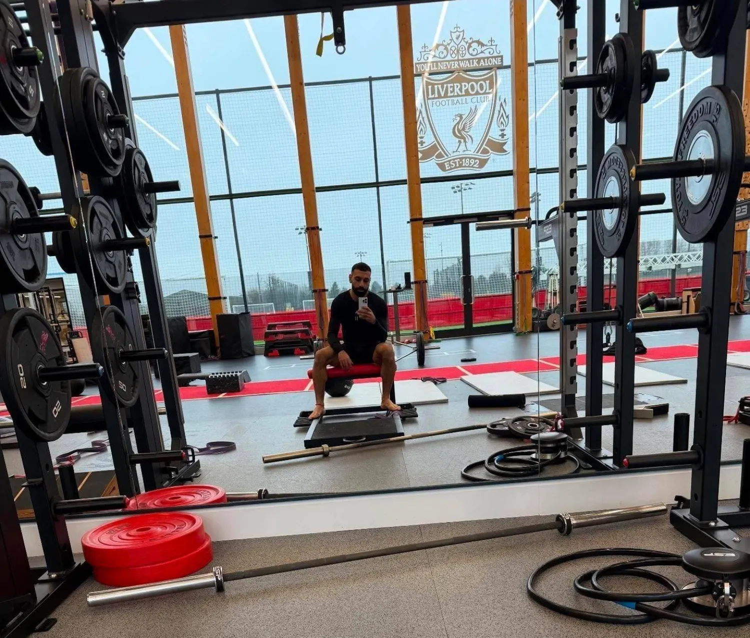 محمد صلاح يجلس وحيداً في صالة تدريبات ليفربول اليوم (حساب اللاعب على إنستغرام) 