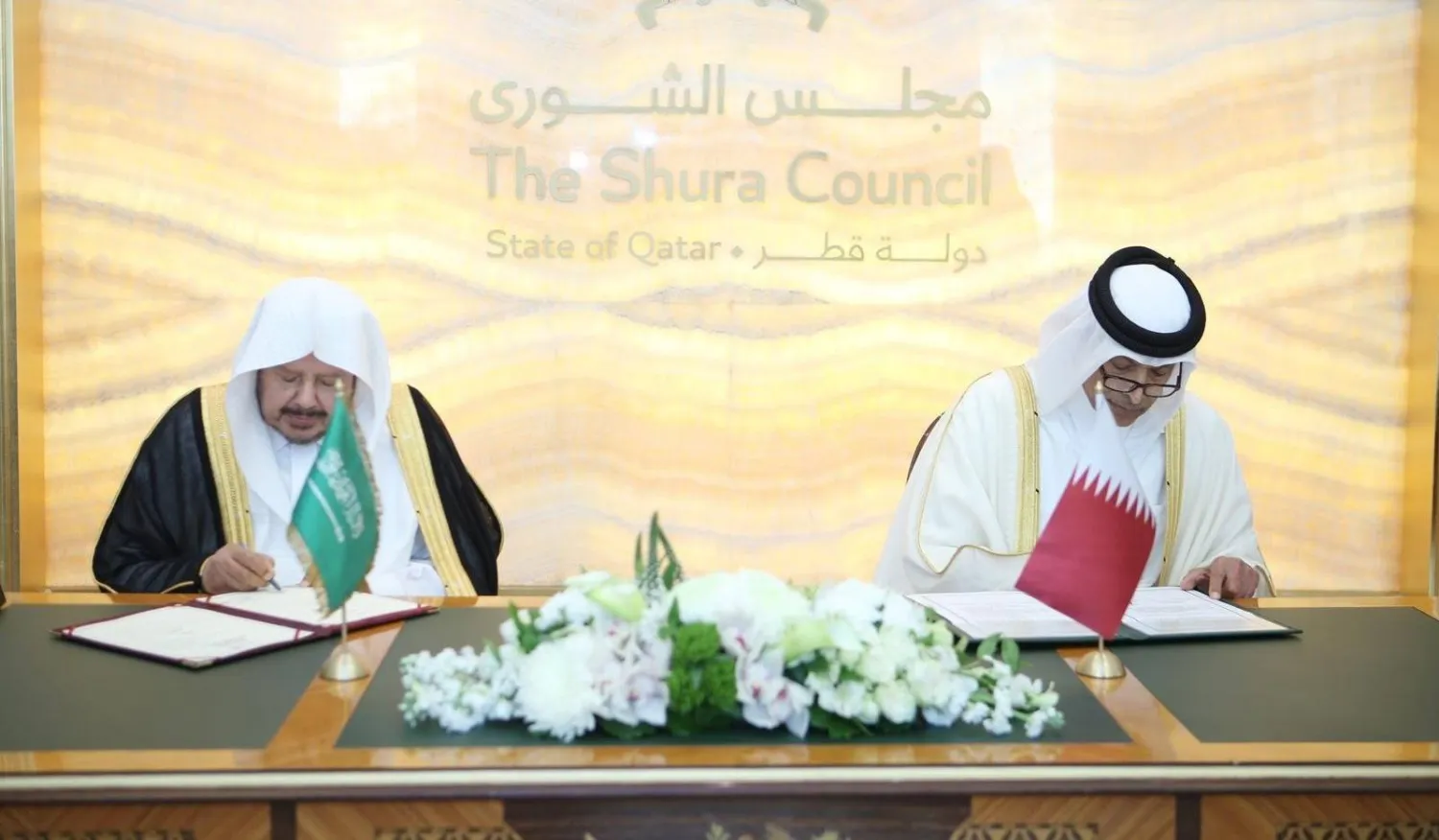 رئيس مجلس الشورى السعودي الدكتور عبد الله آل الشيخ ونظيره القطري حسن الغانم يوقعان مذكرة التفاهم (واس)