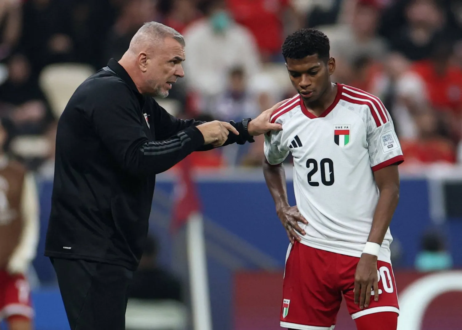 الروماني كوزمين أولاريو المدير الفني لمنتخب الإمارات (رويترز)