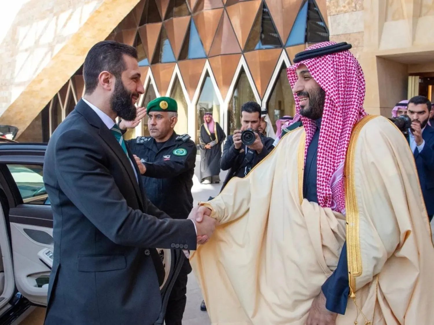 ولي العهد السعودي الأمير محمد بن سلمان مستقبلاً الرئيس السوري أحمد الشرع في الرياض فبراير الماضي (واس)