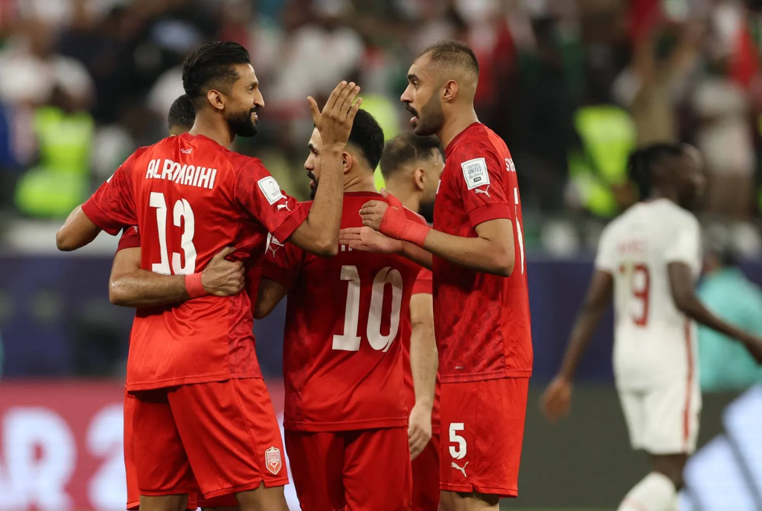 احتفالية لاعبي البحرين بالفوز على السودان (رويترز)