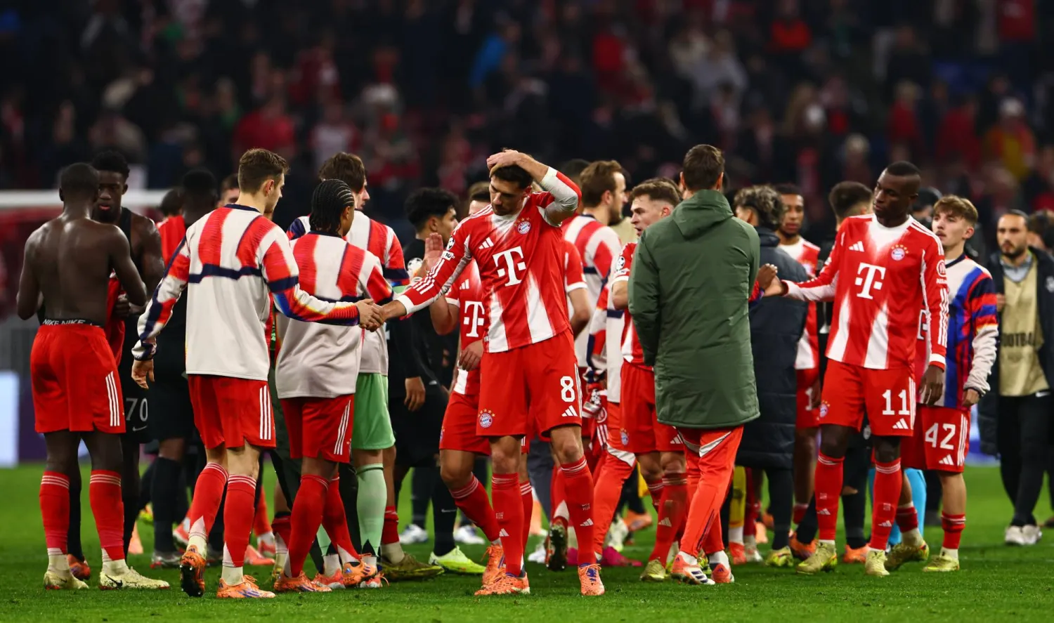 احتفالية لاعبي بايرن ميونيخ بعد الفوز على سبورتنغ (إ.ب.أ)