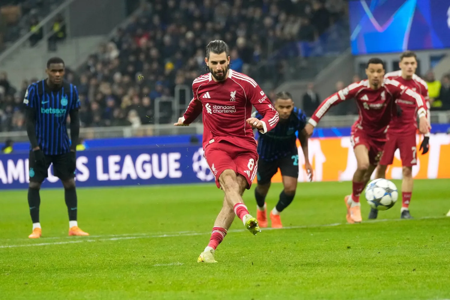 المجري دومينيك سوبوسلاي لحظة تسجيله هدف الفوز لليفربول (أ.ب)