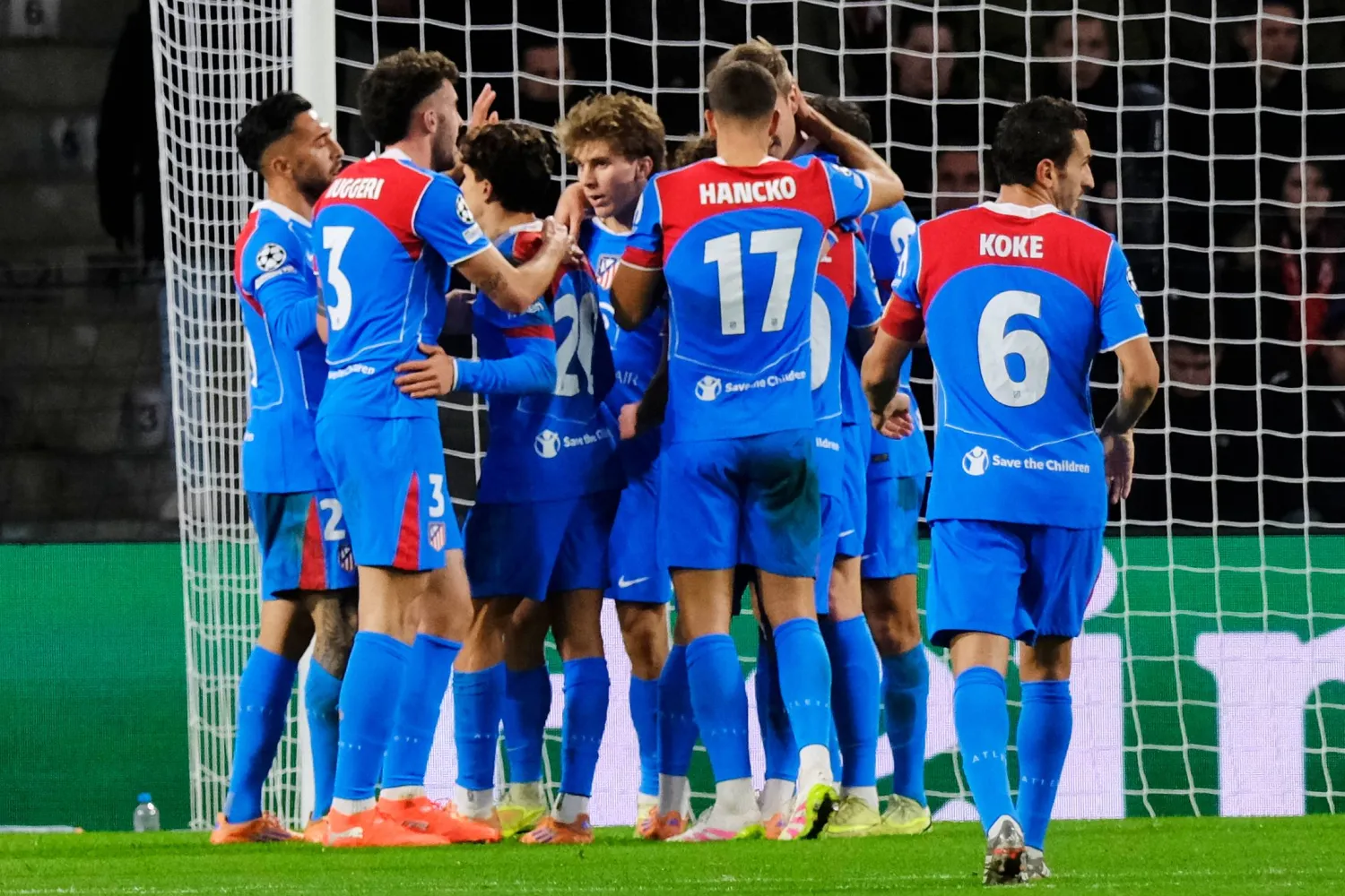 فرحة لاعبي أتليتيكو مدريد بالفوز على أيندهوفن بملعبه (أ.ب)