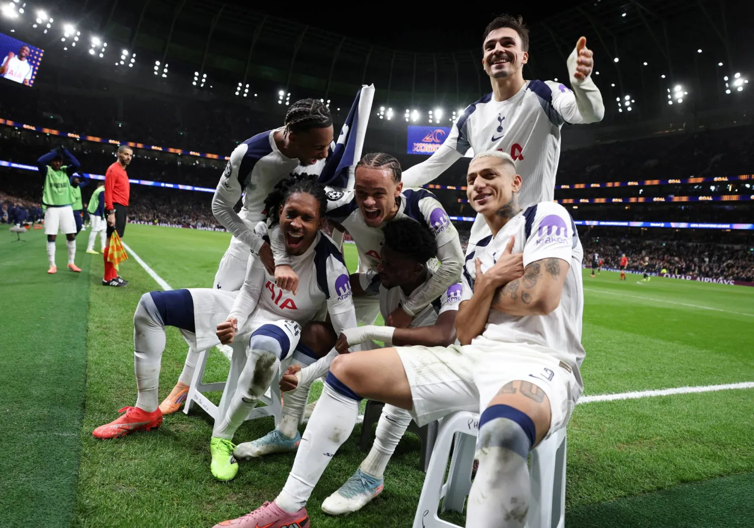 احتفالية لاعبي توتنهام بهدف قدوس من ركلة جزاء (رويترز)