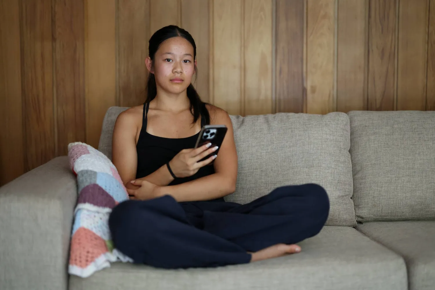 امتلاك هواتف ذكية في مرحلة المراهقة المبكرة يرتبط باحتمالات أعلى للإصابة بالاكتئاب والسمنة (رويترز)